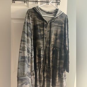 Camo zip up light zip up top